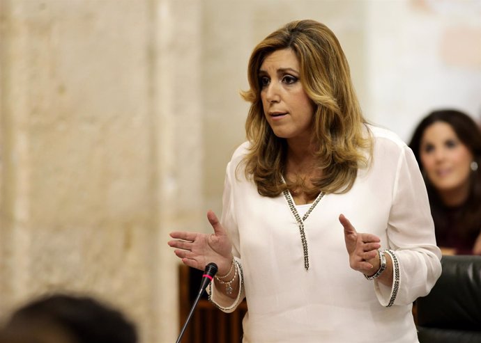 Susana Díaz responde a una pregunta en el Pleno del Parlamento