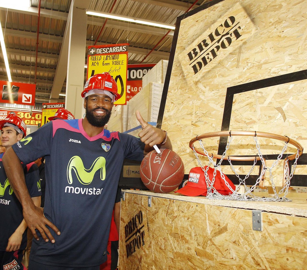 El alero estadounidense Brandon Thomas se presenta con el Estudiantes