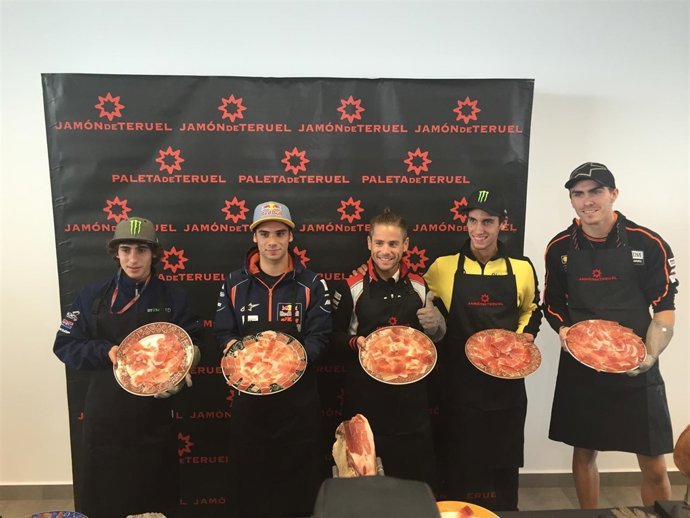 Pilotos de MotoGP cortan jamón