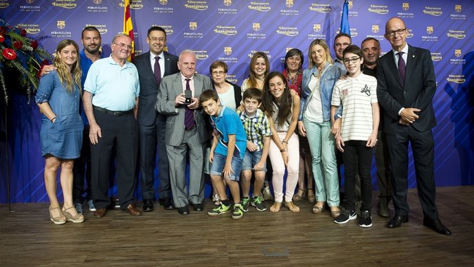 El Barcelona entrega las insignias de oro a los socios con 50 años de antigüedad