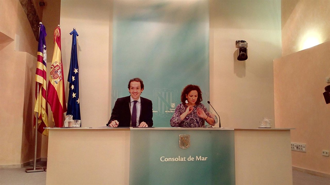 El portavoz del Govern, Marc Pons, y la consellera de hacienda, Catalina Cladera