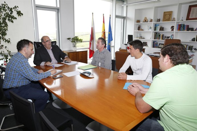 El consejero con los ganaderos de Liébana
