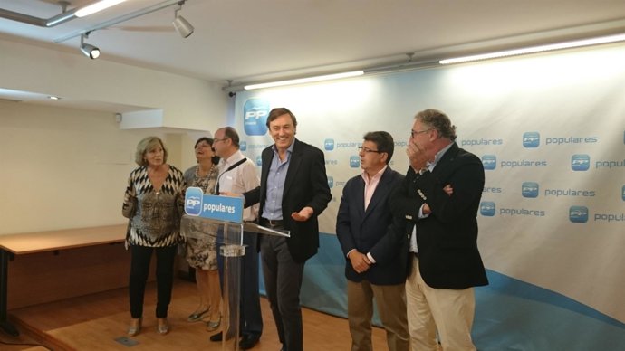 Hernando, junto a diputados y senadores del PP de Almería