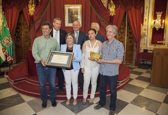 Irene García entrega premio por el Día del Turismo