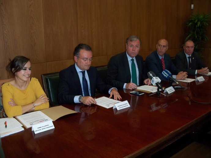 Los portavoces de PP, PSOE, Cs, UPL y el alcalde, en la firma de la declaración