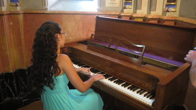 María Linares tocando le piano de ensayo de José Iturbi