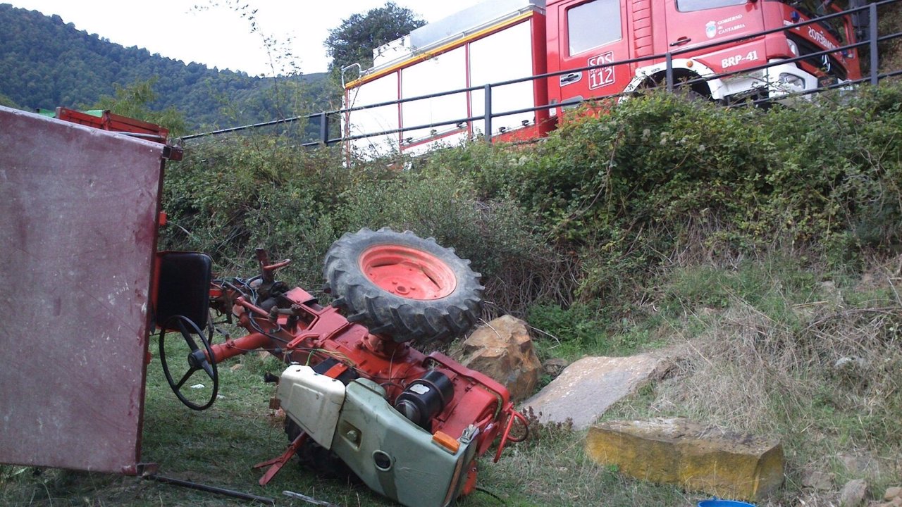 Tractor volcado en Pesaguero