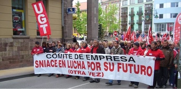 Trabajadores de Sniace en un manifestación en Torrelavega (Archivo)