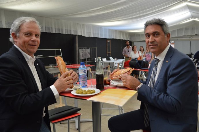 El conseller de Agricultura, Jordi Ciuraneta, comiendo en la Fira de Sant Miquel