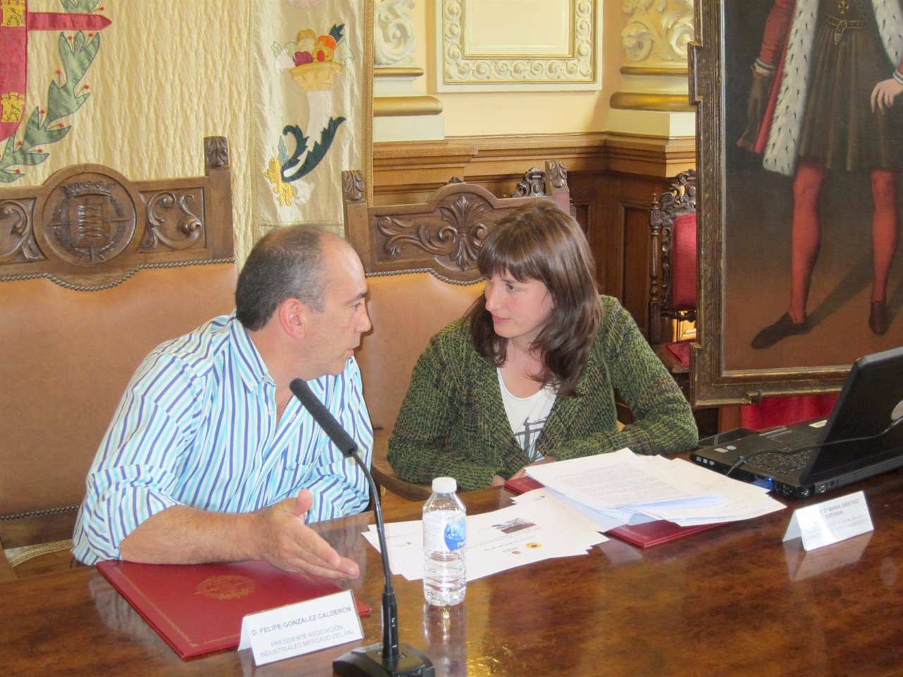 María Sánchez conversa con el presidente de los industriales del Val