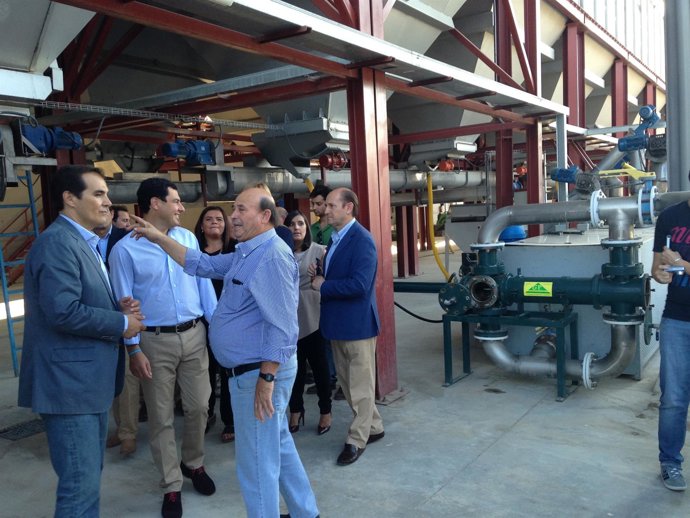 El presidente del PP-A, Juanma Moreno, en una cooperativa de Baena