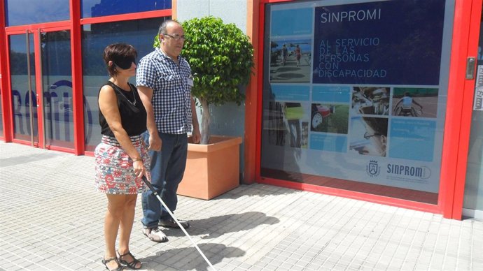 Persona con discapacidad ante la sede de Sinpromi