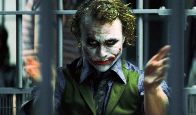 Heath Ledger es Joker en El caballero oscuro