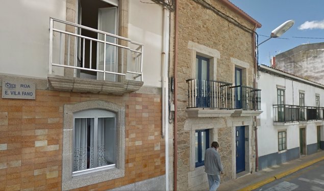 Un hombre camina por las calles de Malpica