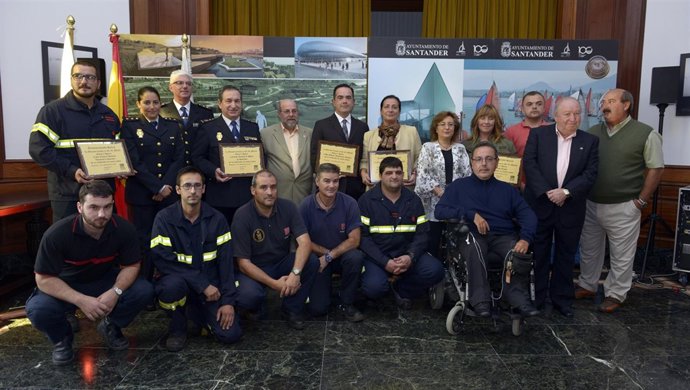 Foto de familia de los galardonados por FECAV