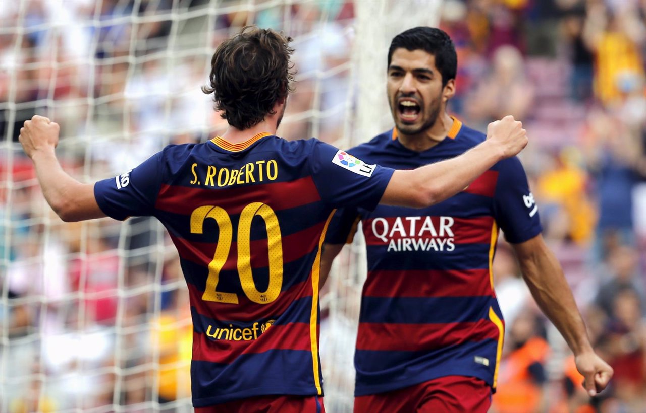 Luis Suárez y Sergi Roberto celebran un gol
