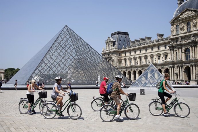 Bicicletas junto al Museo del Louvre, en París