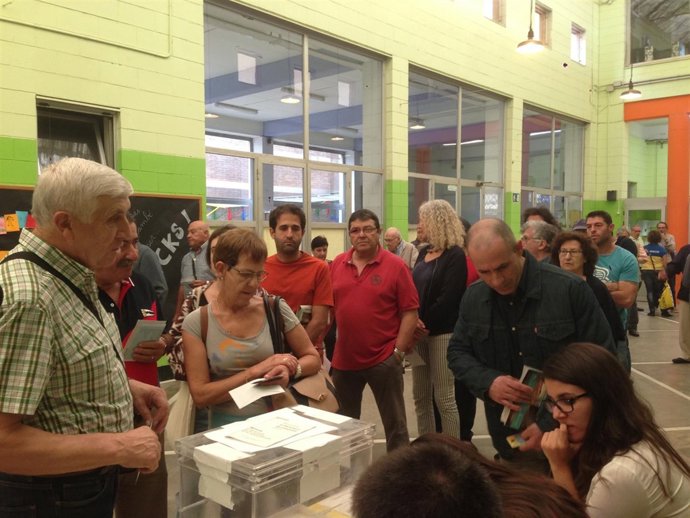 Primeros votantes en el colegio La Farigola de Barcelona