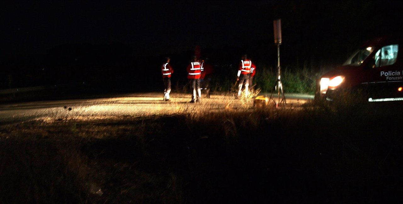 Agentes de la Policía Foral inspeccionan el lugar del accidente