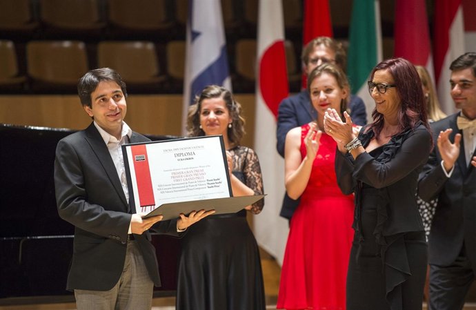 El pianista Luka Okros durante la entrega del Premio Iturbi