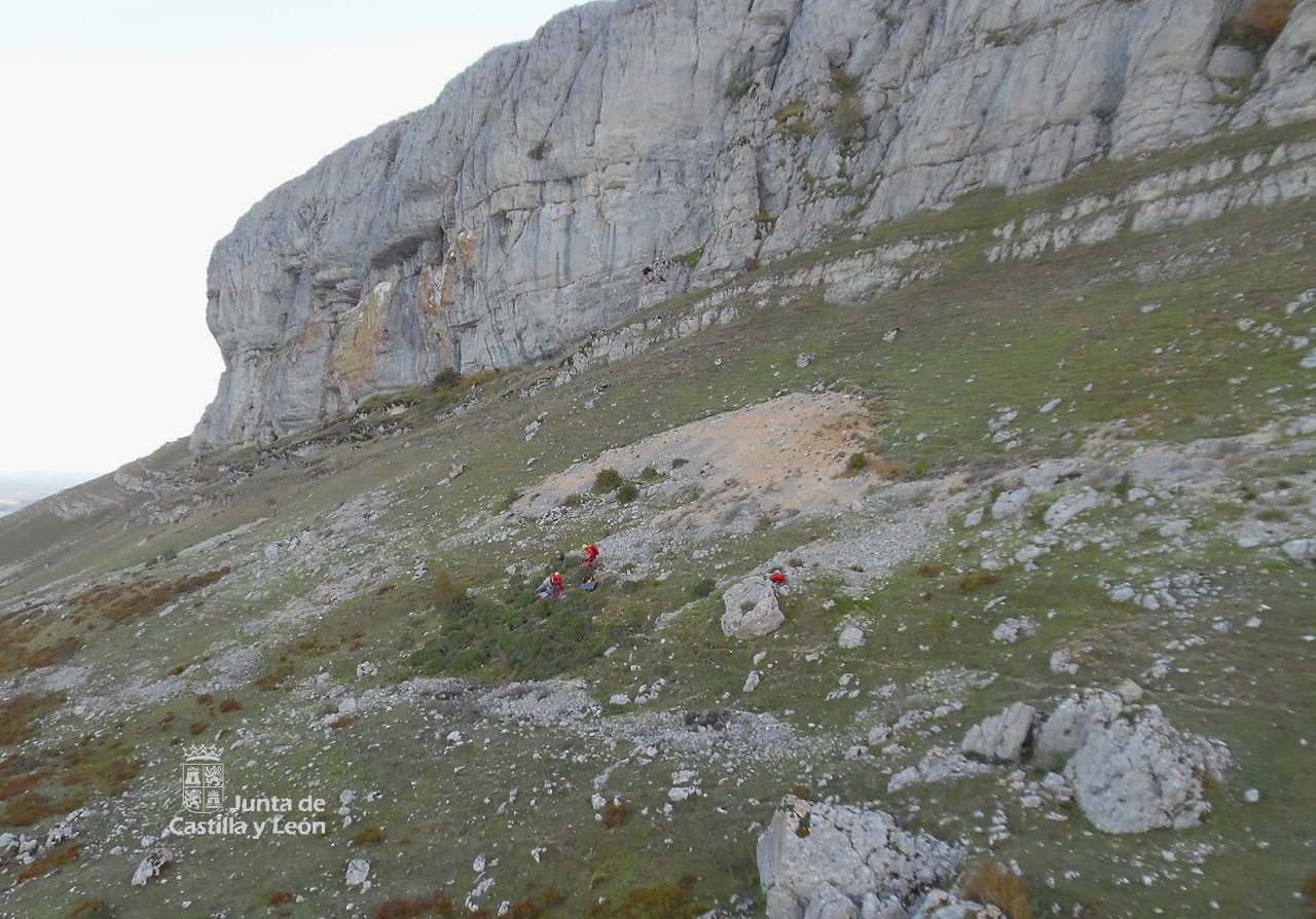 Un momento del rescate del joven en peña Amaya (Burgos)