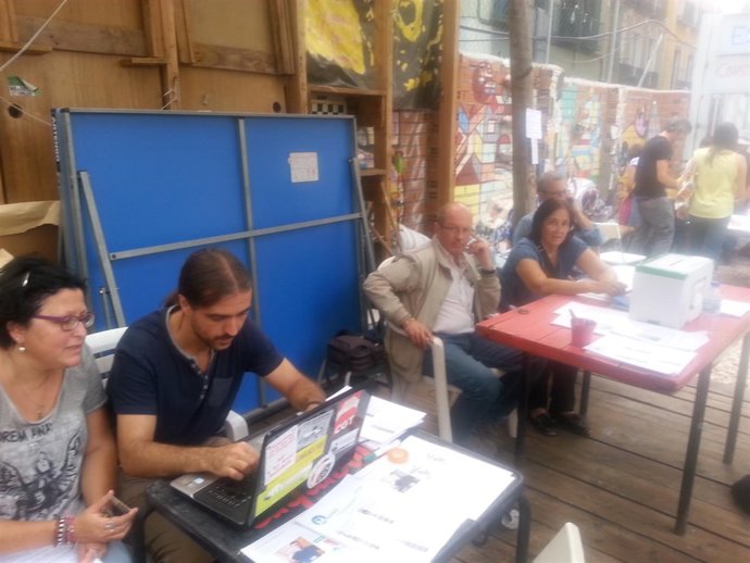 Una de las mesas de votación para vocales vecinos de Ahora Madrid