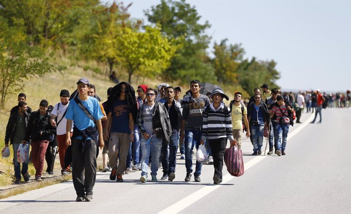 Refugiados sirios marchan hacia la frontera entre Turquía y Grecia