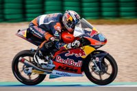 Oliveira reina en el caos final de Moto3