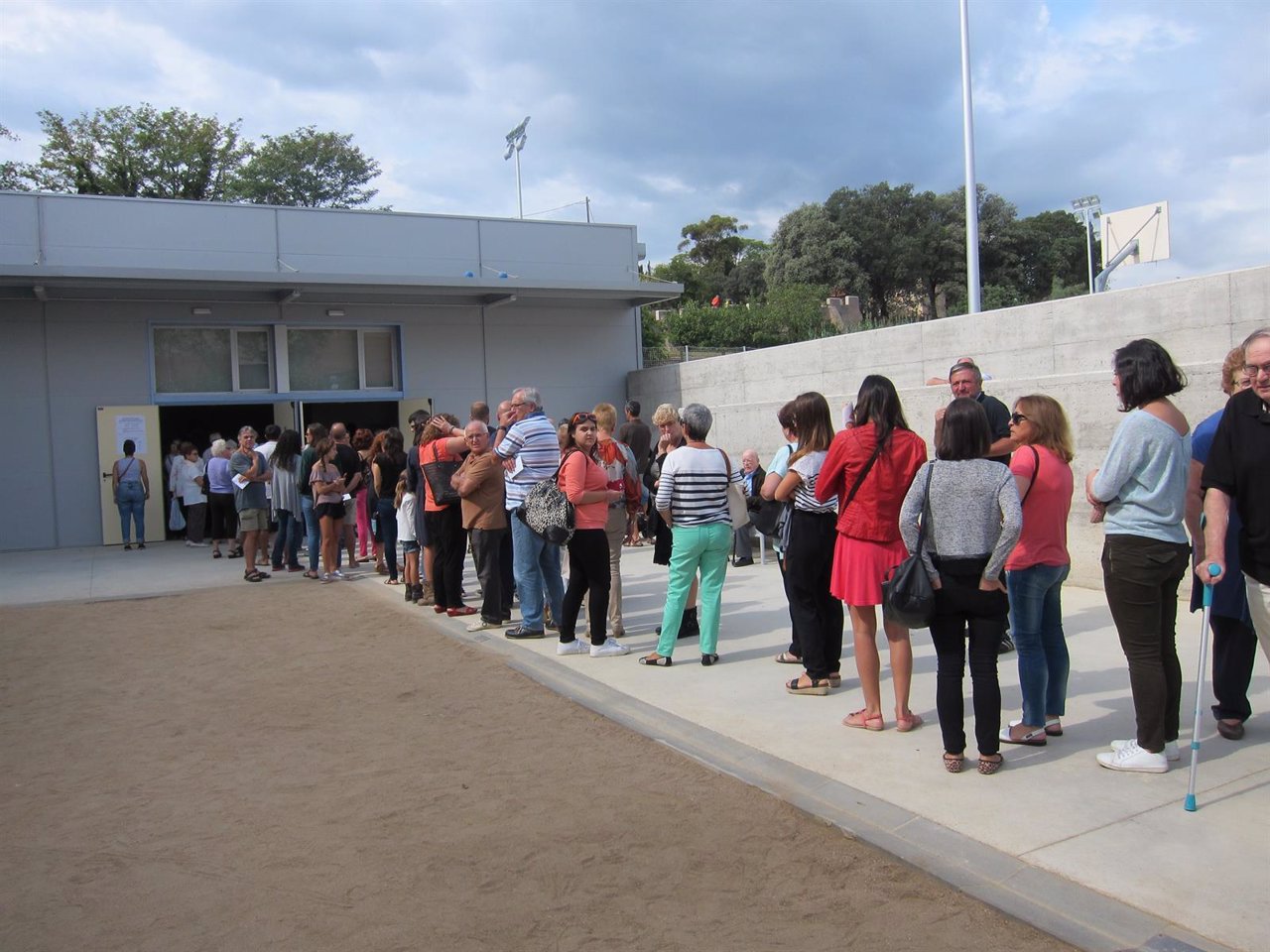Cola de votantes el 27S en un colegio de Badalona