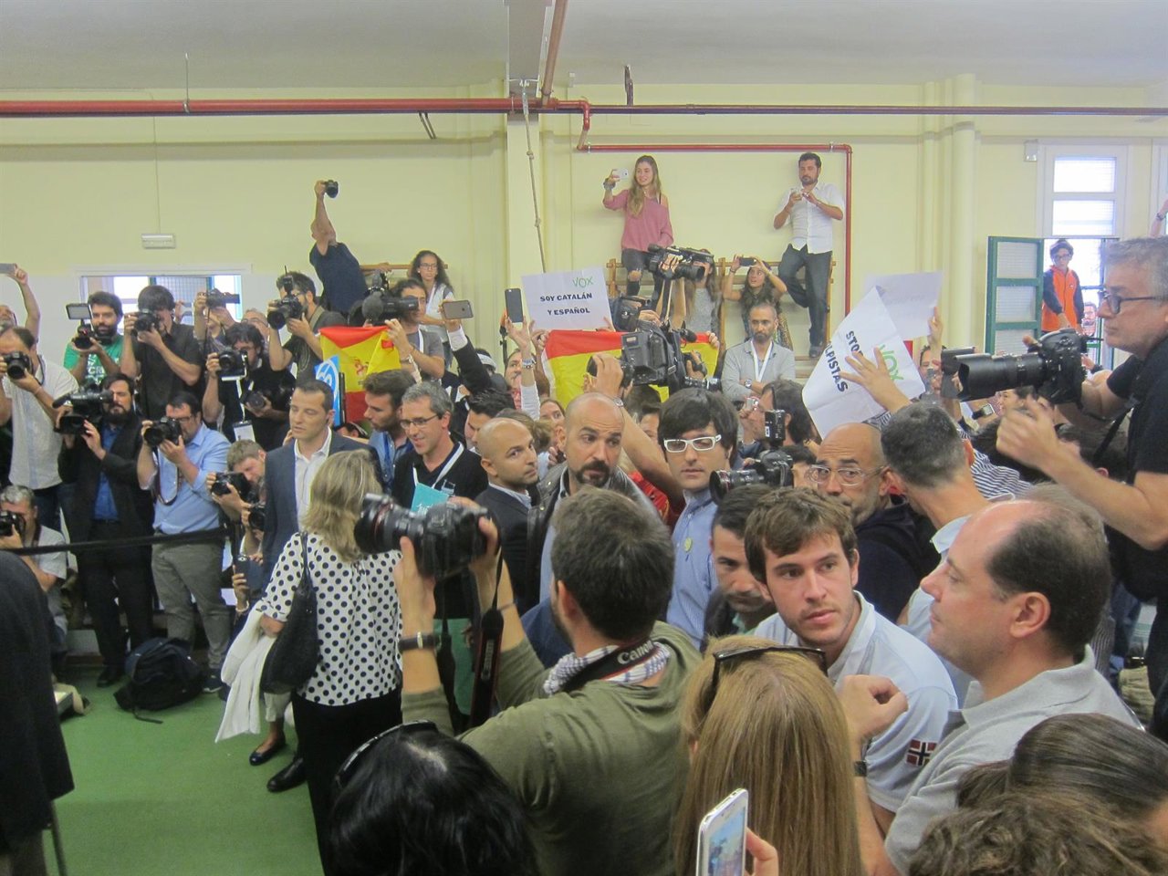 Pancartas durante la votación de Artur Mas el 27S