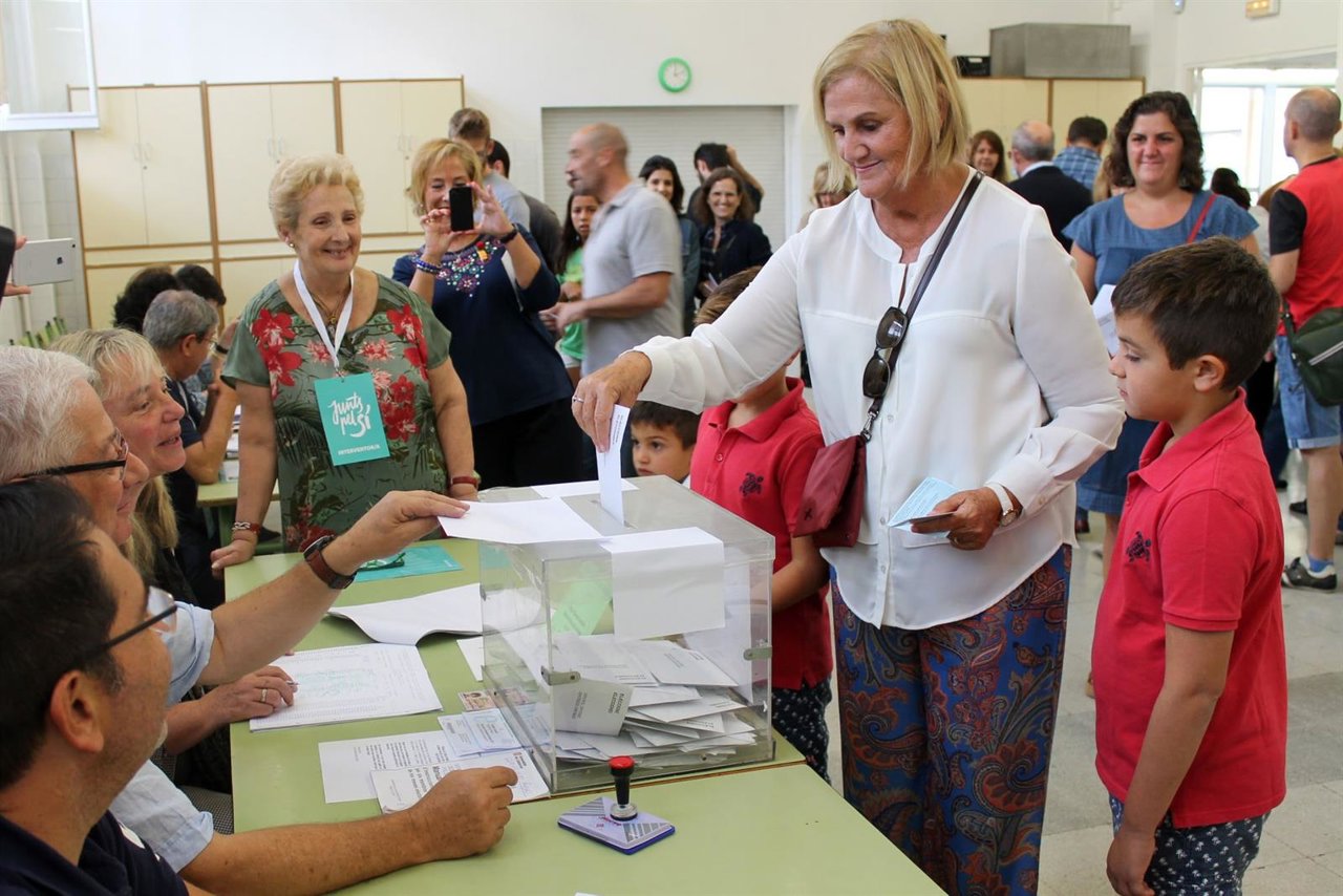 La pta.Del Parlament Núria de Gispert vota el 27S