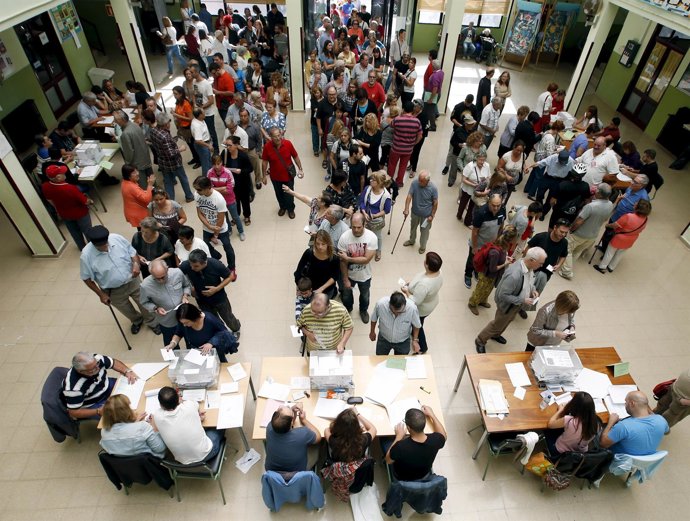Gente votando en Cataluña elecciones 27S