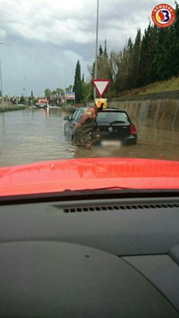 Bomberos de Valencia rescatan a gente atrapada en el coche por las lluvias
