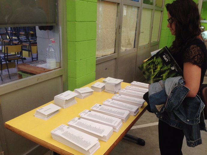 Votantes en el colegio la Farigola de Barcelona en las elecciones del 27S