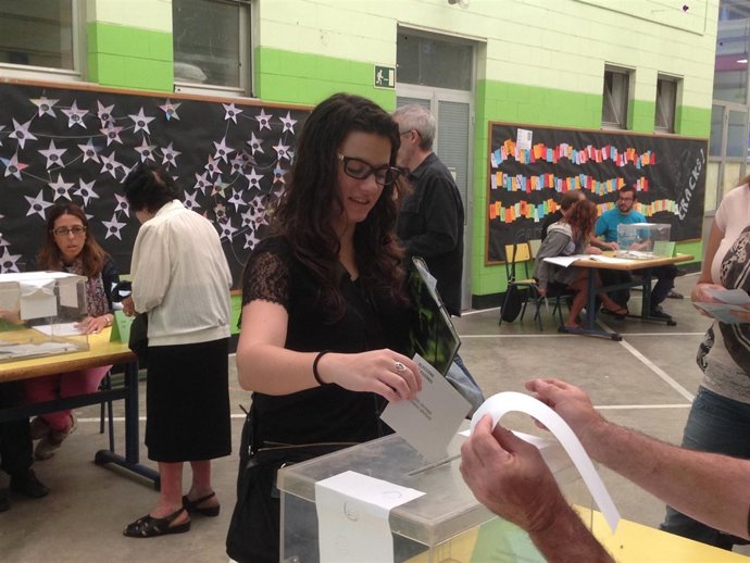 Votantes en el colegio la Farigola de Barcelona