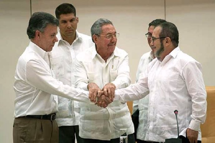 Santos y las FARC sellan un histórico acuerdo de paz