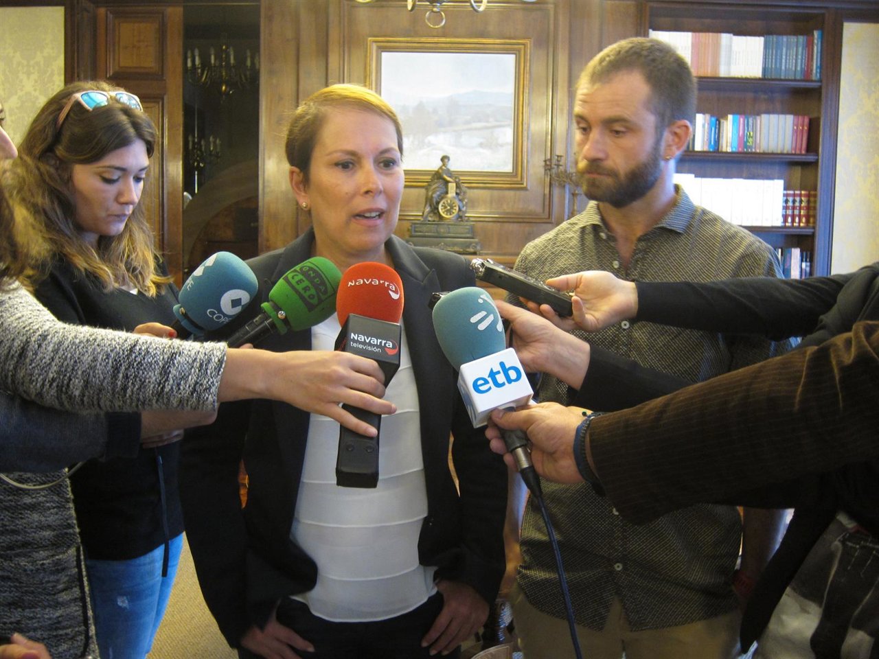 La presidenta del Gobierno foral, Uxue Barkos, junto a Leoz