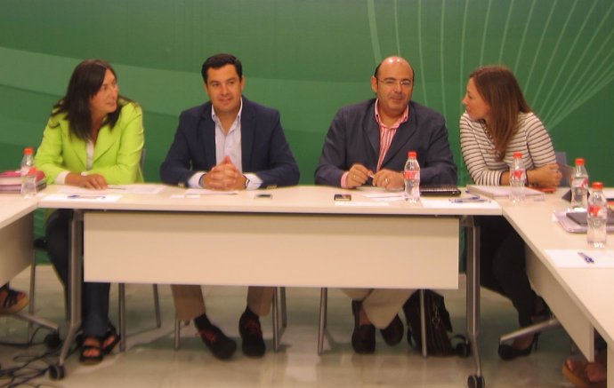 Juanma Moreno preside una reunión del comité de campaña