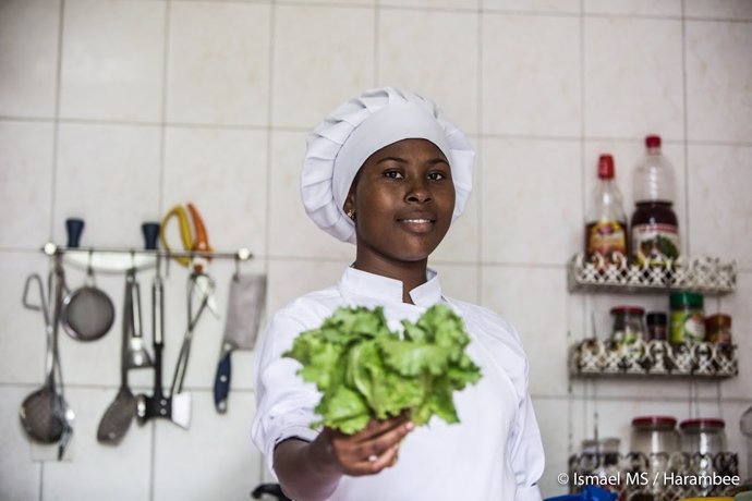 Joven africana beneficiaria del proyecto Chef to Chef de Harambee