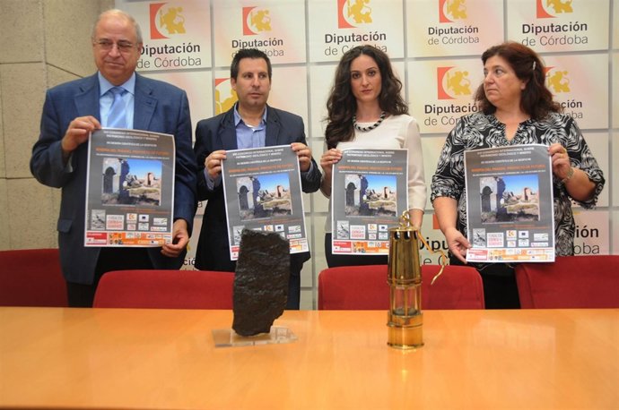 Expósito y Gómez, entre Orcha y García con el cartel del congreso