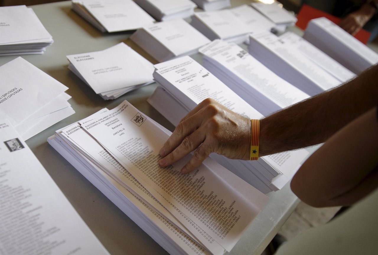 Papeletas de voto en las elecciones catalanas, cataluña
