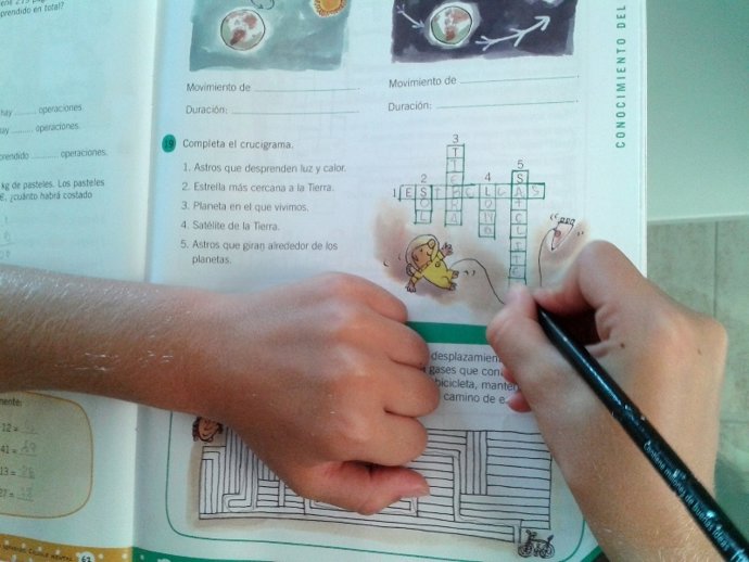 Niño haciendo deberes de verano