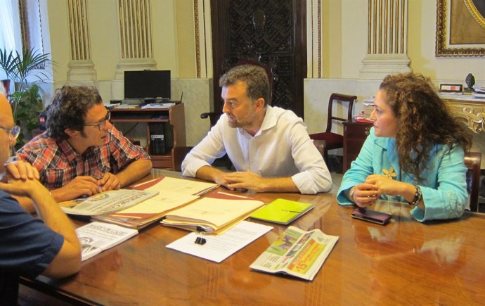 Antonio Maíllo (IULV-CA) se reúne con el alcalde de Cádiz, José María González