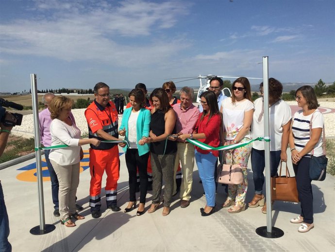 Cobo (3i) en la  inauguración de la nueva helisuperficie para atención sanitaria