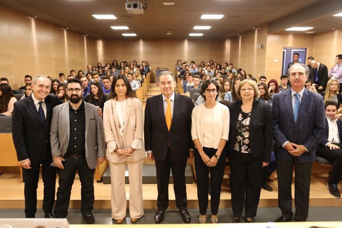 Los directores de los grados con la concejala de Educación