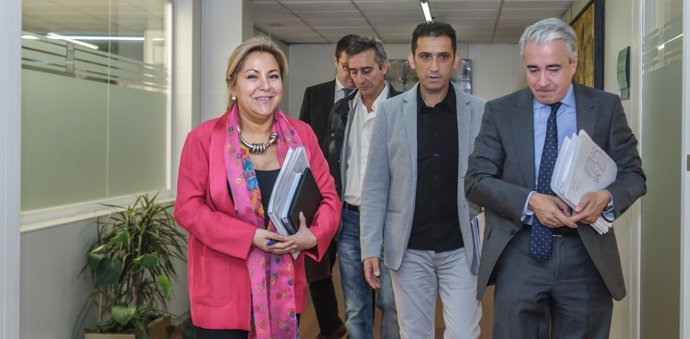 Rosa Valdeón (izq) con representantes de los sindicatos