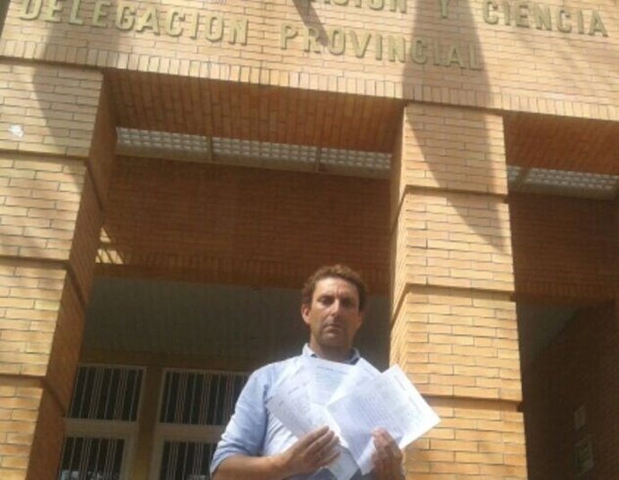 El padre, Jaime Íñiguez, a las puertas de la Delegación de Educación