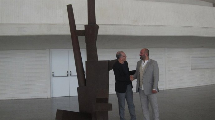 Cortés y Livermore ante una de las esculturas de ''Testigo del arte' en Les Arts