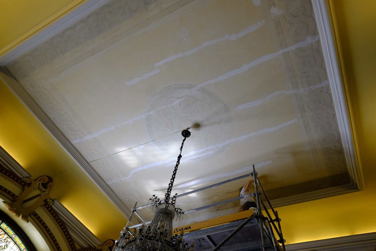 Pinturas decorativas en el techo del vestíbulo del Ayuntamiento Málaga