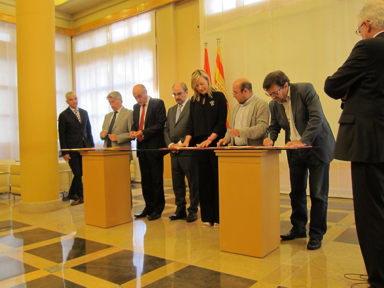 Firma de la declaración institucional del diálogo social.